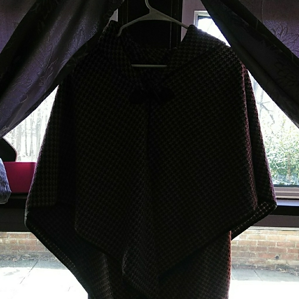 Shaw like coat with a button